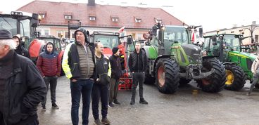 Kilkadziesiąt ciągników wyjechało dziś na drogi powiatu wieluńskiego. Rolnicy protestowali przeciw unijnej polityce rolnej